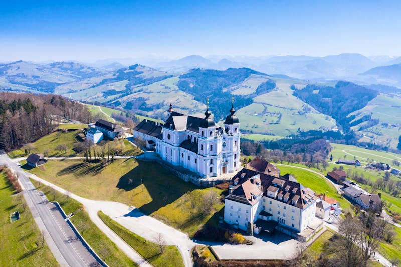 Sonntagberg im Mostviertel - Basilika und Aussicht auf die Umgebung - ©mdworschak - stock.adobe.com