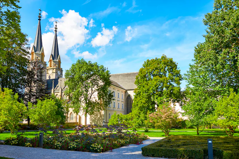 Park vor der Stiftskirche in Admont - &copy;yorgen67 - stock.adobe.com