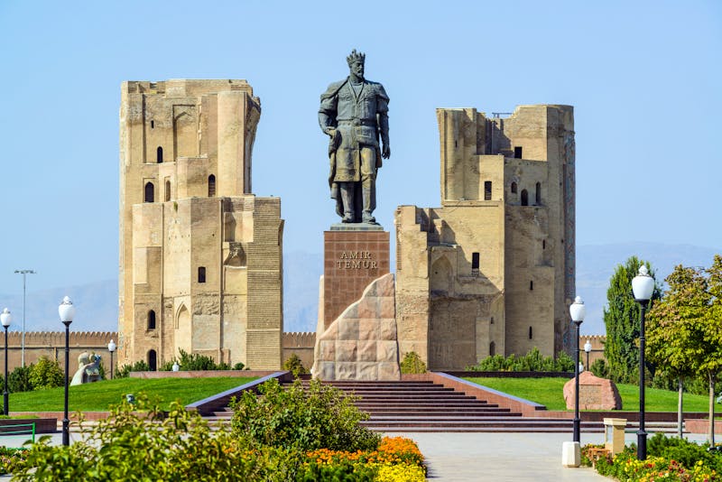 Statue von Amir Timur und Ak Saray Palast in Shahrisabz - ©romanevgenev - stock.adobe.com
