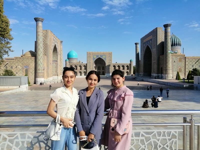Usbekinnen am Registan-Platz in Samarkand - ©Andrej Kulikov - Eberhardt TRAVEL
