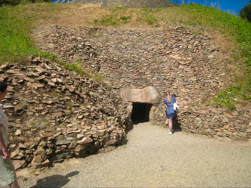 Eingang zum Ganggrab La Hougue Bie auf Jersey - ©Ria Heilmann - Eberhardt TRAVEL