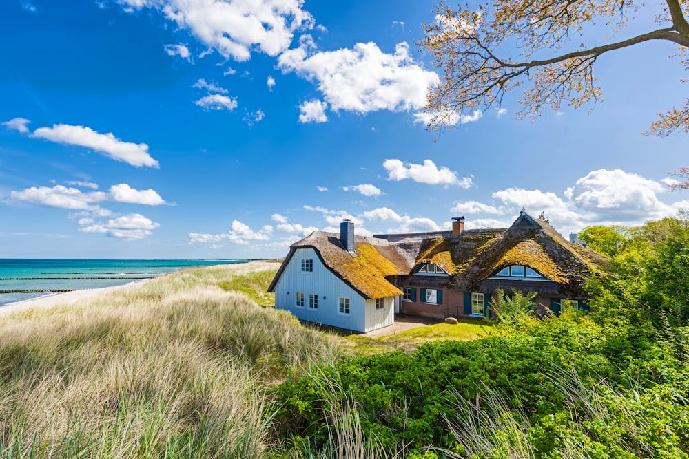 Reetgedeckter Kotten in den Dünen bei Ahrenshoop auf dem &ndash; &copy; majonit - stock.adobe.com