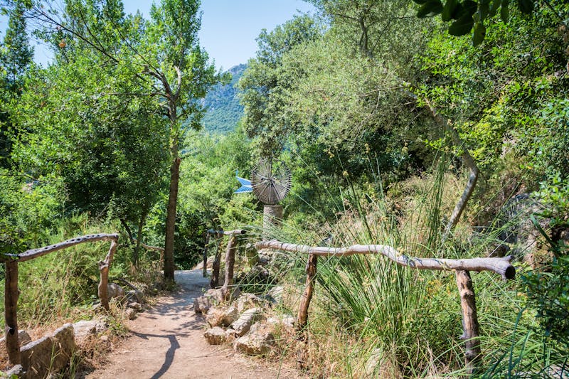 Wanderweg am Kloster Lluc im Tramuntana-Gebirge - ©Nikolay Denisov - stock.adobe.com