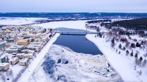 Rovaniemi mit dem Ounasjoki Fluss im Winter &ndash; &copy; Chris Holman/Wirestock - stock.adobe.com