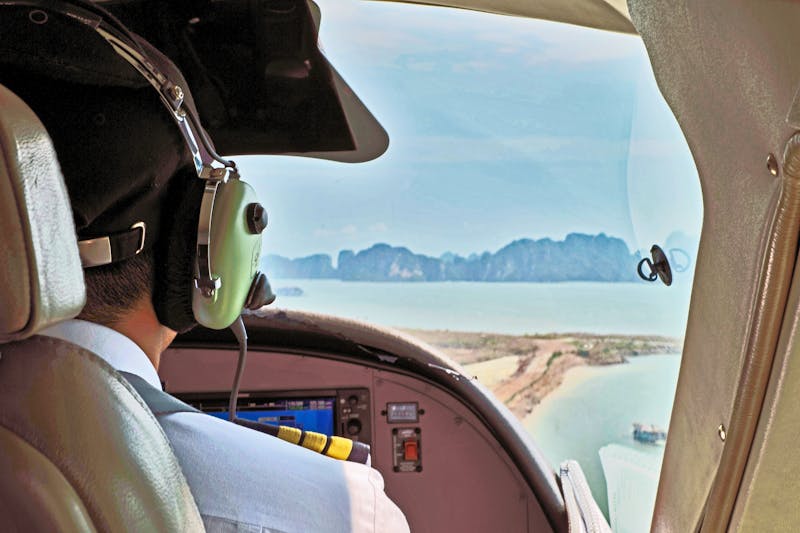 Rundflug mit dem Wasserflugzeug über der Halong Bucht - ©James Prismall - stock.adobe.com