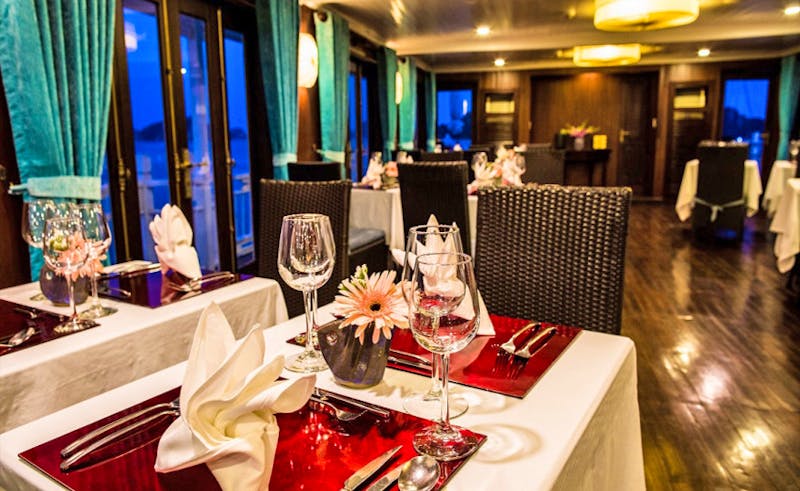 Dschunke in der Ha Long Bucht - Bordrestaurant - ©Bhaya Cruises