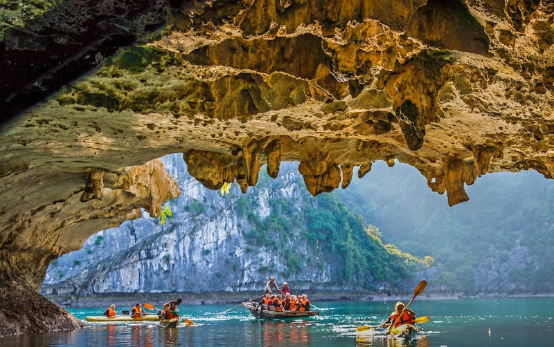 Kajaktour in der Halong-Bucht - ©Michael Hoffheinz - Eberhardt TRAVEL
