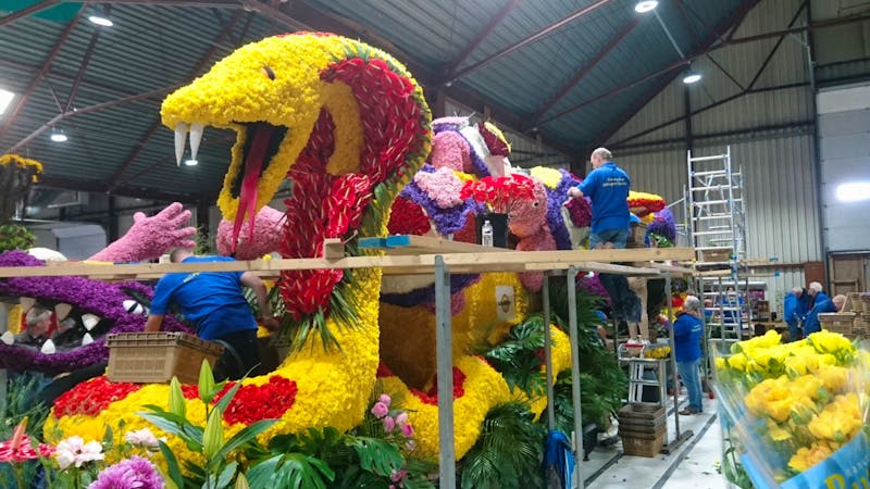 Die Umzugswagen für den Blumenkorso werden gebaut - ©Stefan Jahnke - Eberhardt TRAVEL