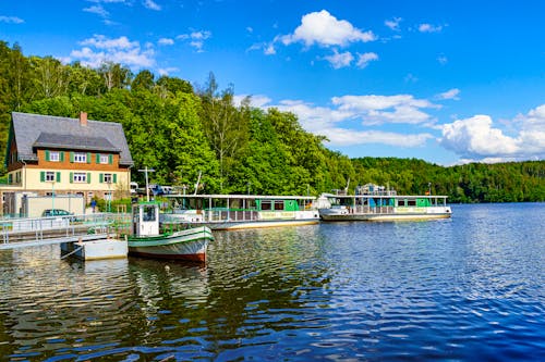 Schiffe an Talsperre Kriebstein &ndash; &copy; Riegel - Adobe Stockphoto