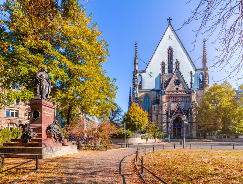 Leipzig - Thomaskirche und Mendelssohn-Denkmal - ©FSEID - stock.adobe.com