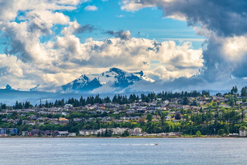 Campbell River mit dem Golden Hide Berg im Hintergrund  - ©steheap - stock.adobe.com
