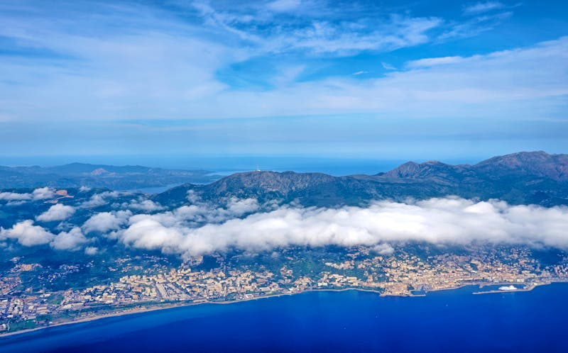 Flug über die Küste bei Bastia - Korsika - ©hassan bensliman - stock.adobe.com