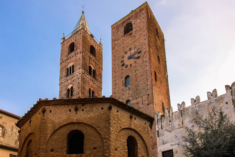 Türme im mittelalterlichen Albenga - ©Fabio Lotti - stock.adobe.com