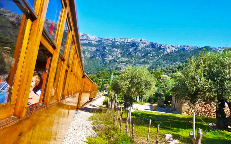 Zugfahrt mit dem Roten Blitz auf Mallorca - ©Anne-Maria Friedrich - Eberhardt TRAVEL