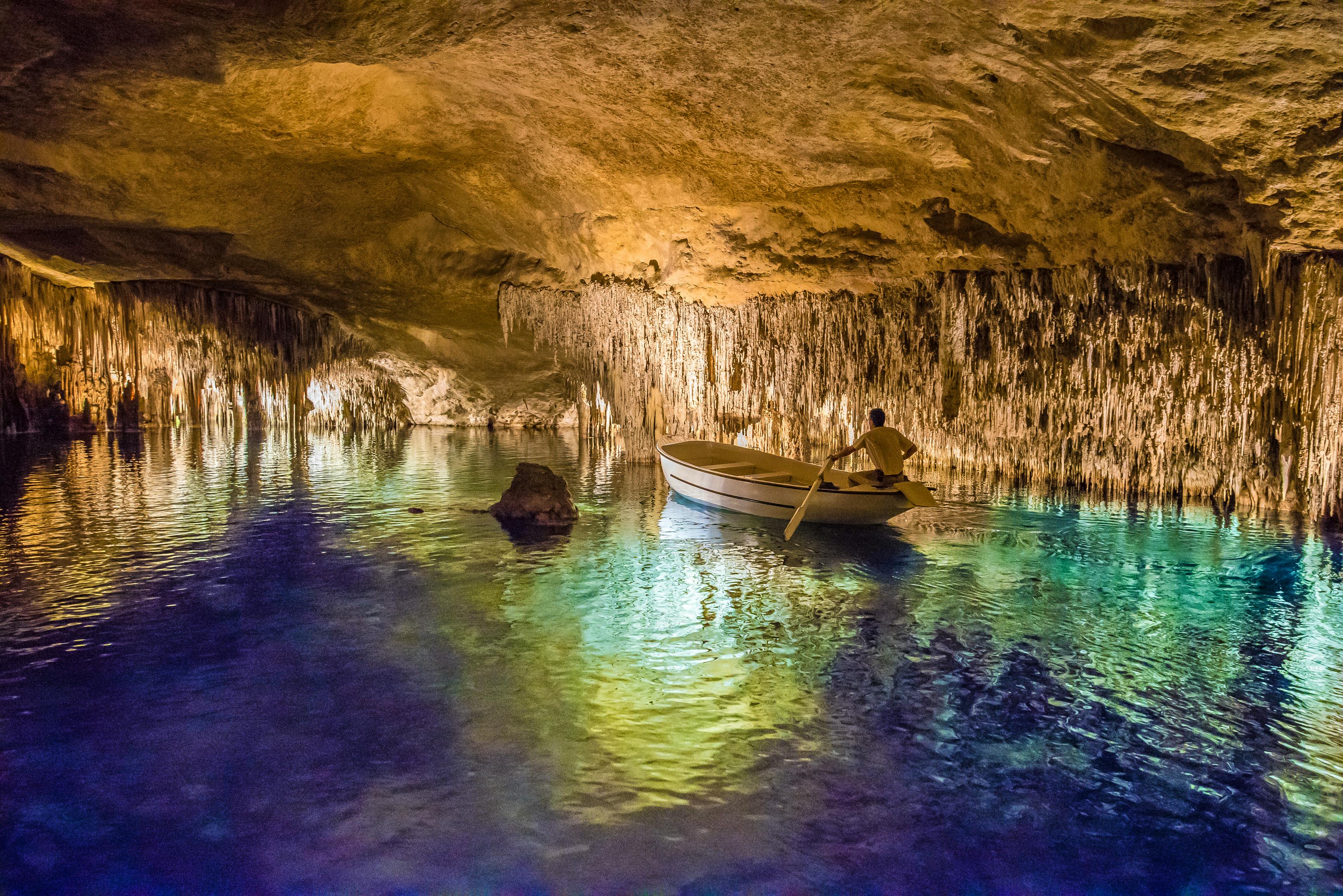 Boot in der Drachenhöhle auf Mallorca - &copy;Balate Dorin - stock.adobe.com