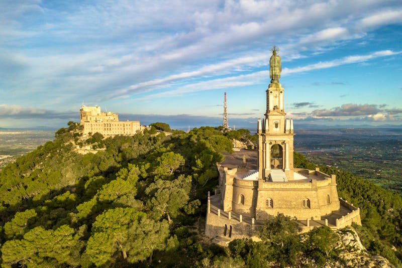 Puig de Sant Salvador mit Wallfahrtskirche auf Mallorca - ©Iurii - stock.adobe.com