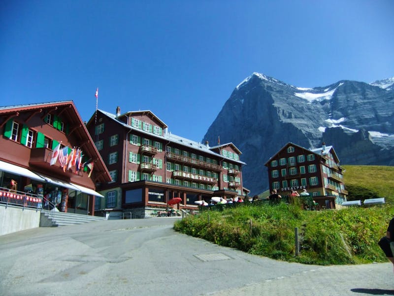Auf der Kleinen Scheidegg - im Hintergrund die Eigernordwand - ©Martina Pötschke - Eberhardt TRAVEL