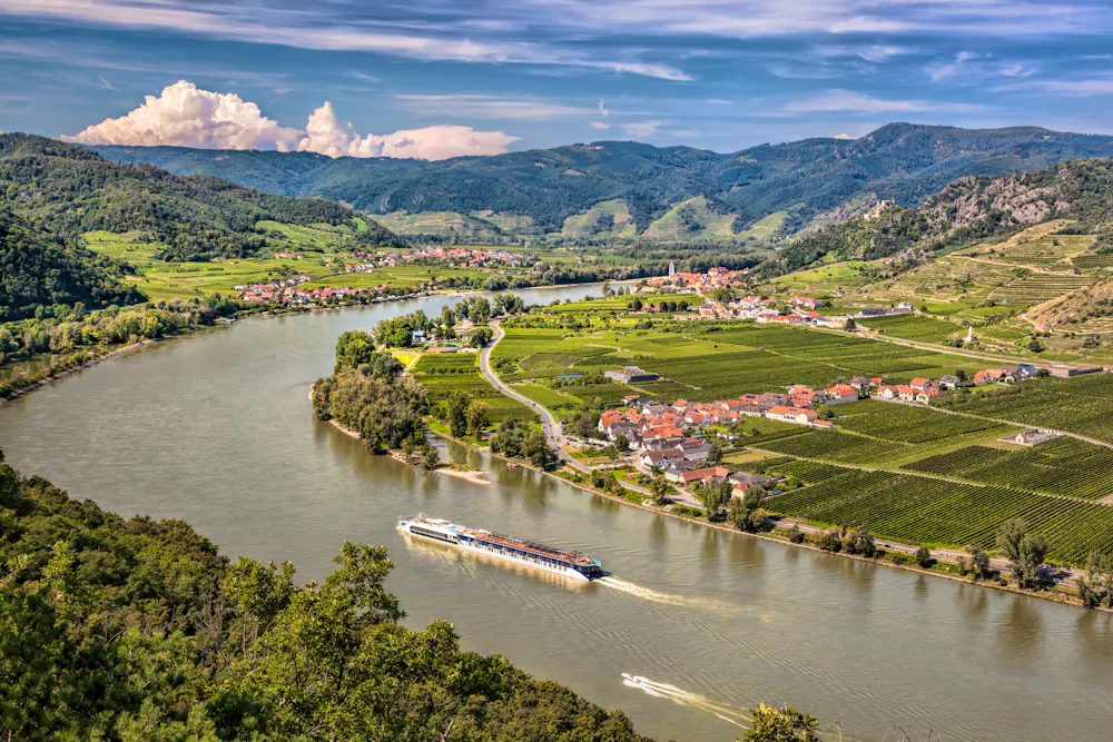 Die Donau mit Kreuzfahrtschiff im Wachau-Tal nahe Dürnstein - Österreich &ndash; &copy; Tomas Marek - stock.adobe.com