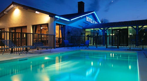 HOTEL KYRIAD PRESTIGE BORDEAUX OUEST - MÉRIGNAC // Pool – © HOTEL KYRIAD PRESTIGE BORDEAUX OUEST - MÉRIGNAC