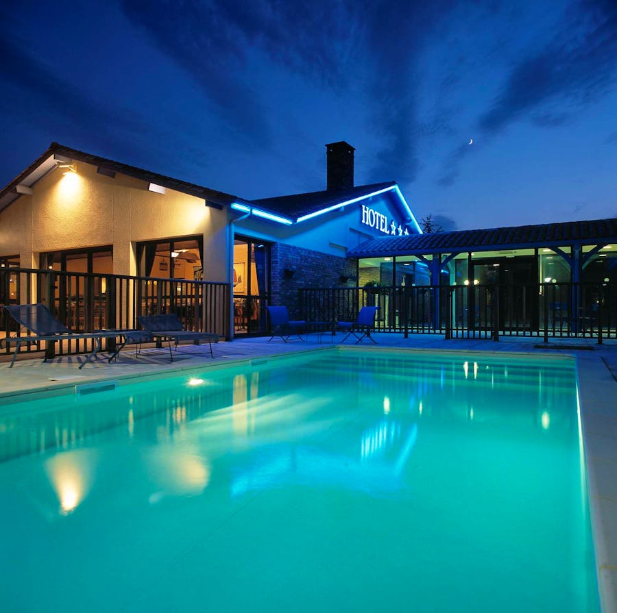 HOTEL KYRIAD PRESTIGE BORDEAUX OUEST - MÉRIGNAC // Pool – © HOTEL KYRIAD PRESTIGE BORDEAUX OUEST - MÉRIGNAC