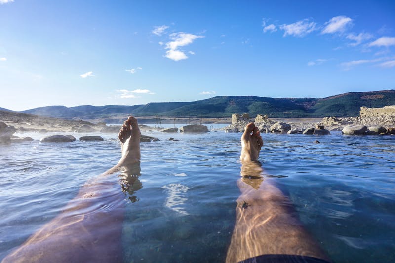 Baden in natürliche heißen Quellen - ©ummanandapics - stock.adobe.com