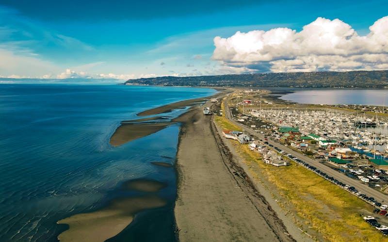 Homer Spit und Homer an der der Kachemak Bay in Alaska - ©IBRESTER - stock.adobe.com
