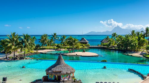 Außenanlage InterContinental Resort Tahiti – © InterContinental Resort Tahiti