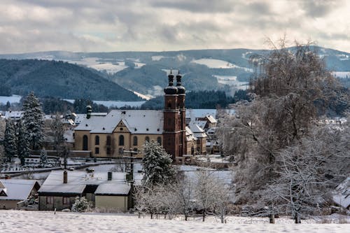 Klosterkirche St. Peter im Schwarzwald mitten im Winter &ndash; &copy; simonwhitehurst - stock.adobe.com