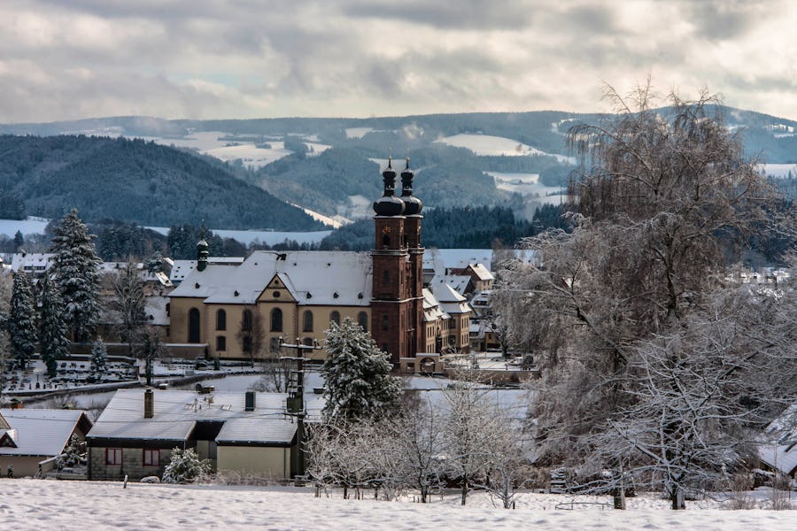 Klosterkirche St. Peter im Schwarzwald mitten im Winter – © simonwhitehurst - stock.adobe.com