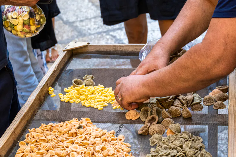 Bari in Apulien - typische handgemachte Pasta in der Nudelgasse - &copy;Giacomo - stock.adobe.com