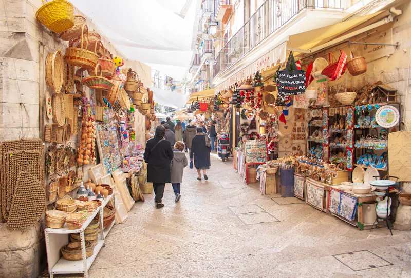 Bari in Apulien - Straßenmarkt in der Altstadt - &copy;Michele Ursi - stock.adobe.com