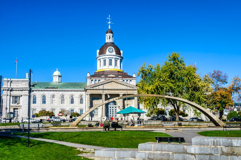 Stadtzentrum mit Bogenbrunnen in Kingston - ©Pierrette Guertin - stock.adobe.com