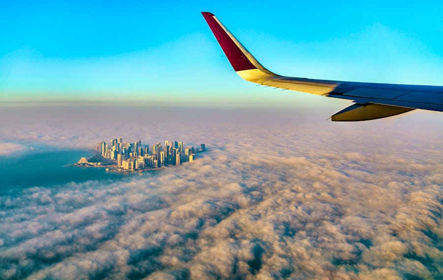 Flugzeug über Doha am Persischen Golf – © Leonid Andronov - stock.adobe.com