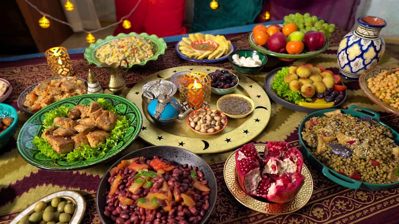 Doha - gedeckter Tisch mit orientalischen Spezialitäten - ©Fevziie - stock.adobe.com