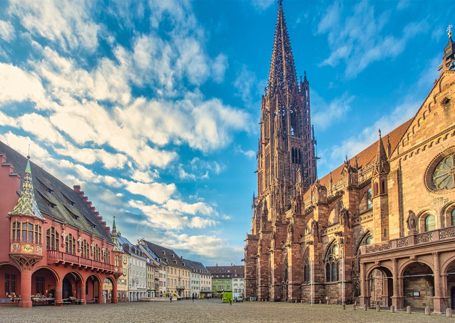 Freiburg im Breisgau - Münsterplatz mit Münster und Rathaus – © Chris Maier - stock.adobe.com