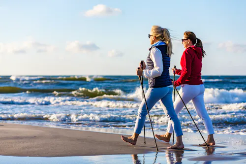Nordic Walking an der Ostsee -  zwei Frauen trainieren am Strand &ndash; &copy; Jacek Chabraszewski - stock.adobe.com