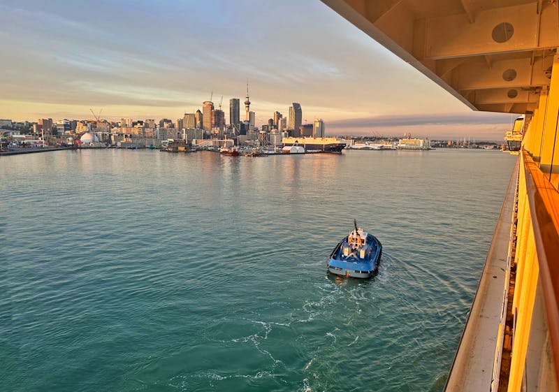 Einfahrt des Kreuzfahrtschiffs in den Hafen von Auckland - ©Sabine Letzybyll - Eberhardt TRAVEL