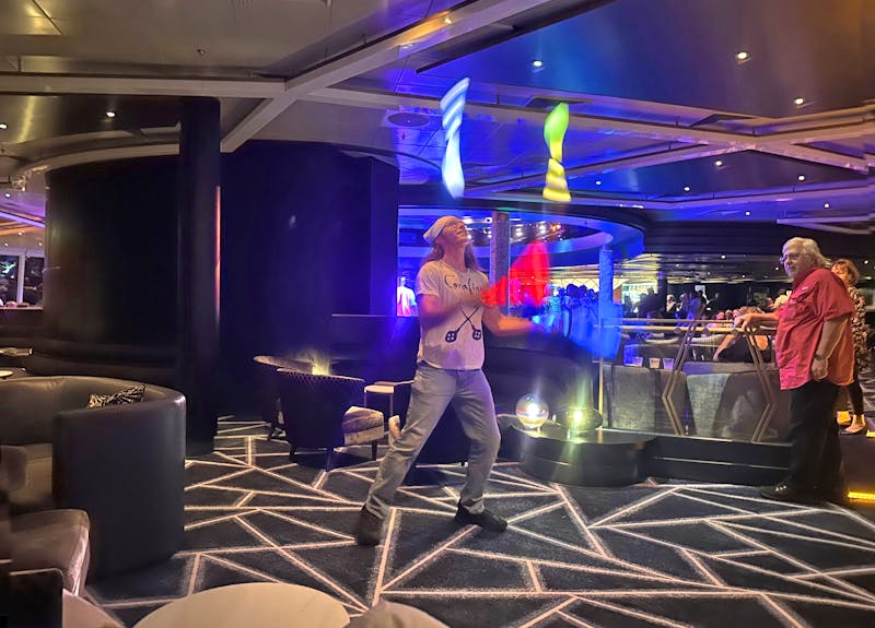 Abend-Unterhaltung in der Spinnaker Lounge auf der Norwegian Spirit - ©Sabine Letzybyll - Eberhardt TRAVEL