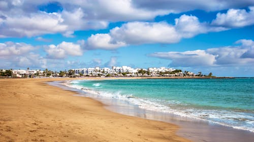 Playa de los Pocillos in Puerto del Carmen &ndash; &copy; Julia Lavrinenko - stock.adobe.com
