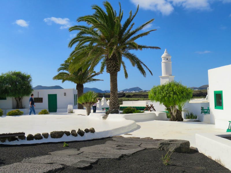 Am Bauerndenkmal von Cesar Manrique auf Lanzarote - ©Marion Kottlos - Eberhardt TRAVEL