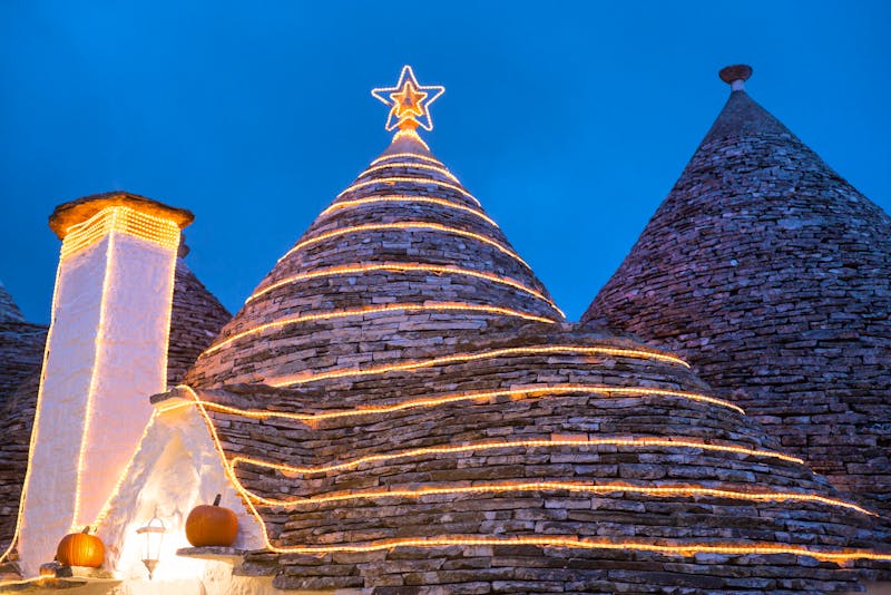 Trulli in Alberobello mit weihnachtlichem Schmuck - ©sergejson - stock.adobe.com