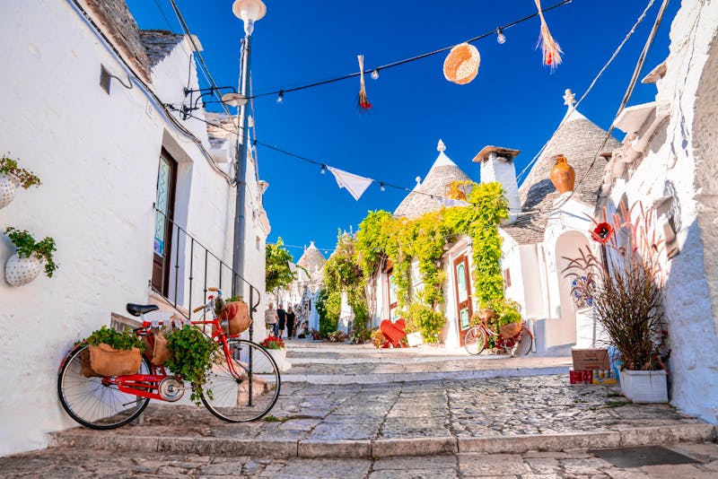 Alberobello in Apulien - traditionelle Trulli-Häuser - ©ingusk - stock.adobe.com