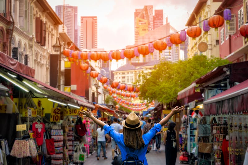 Singapur - junge Touristin in der Chinatown - ©Travel man - stock.adobe.com
