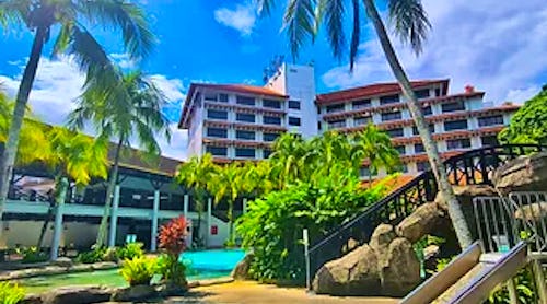 Außenanlage mit Pool Sabah Hotel Sandakan – © Sabah Hotel Sandakan