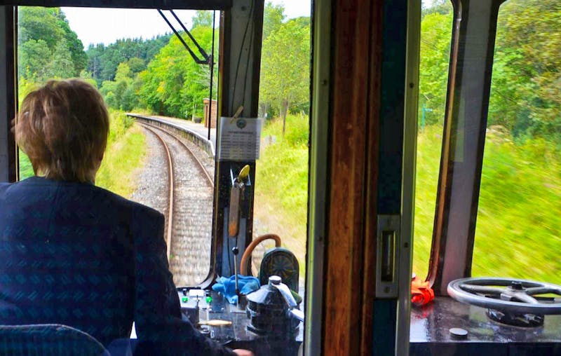 Zugfahrt mit der Keith & Dufftown Railway - Lokführerin - ©Konrad Füssel - Eberhardt TRAVEL