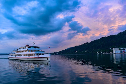 Bregenz am Bodensee - Ausflugsschiff auf dem See &ndash; &copy; Ilhan Balta - stock.adobe.com