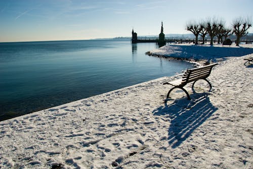 Konstanz am Bodensee - Hafen und Promenade im Winter &ndash; &copy; maraphoto - stock.adobe.com