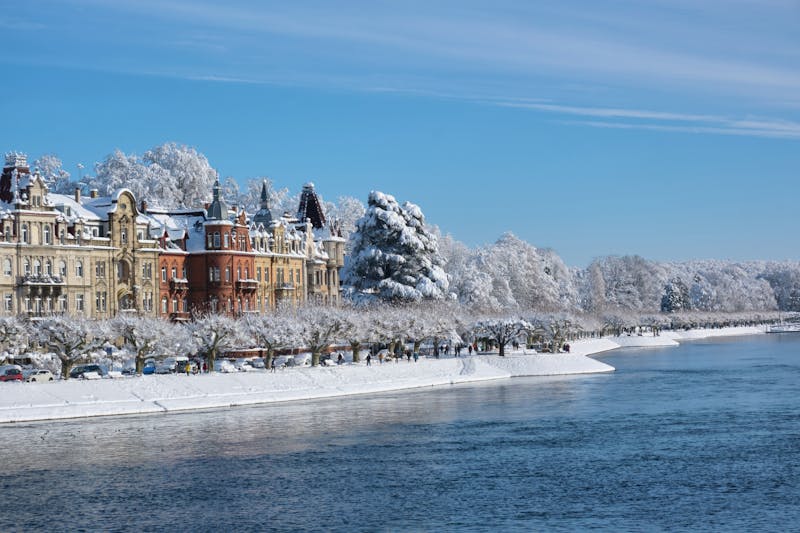 Konstanz am Bodensee - verschneites Seeufer im Winter  - ©Peter Allgaier - stock.adobe.com