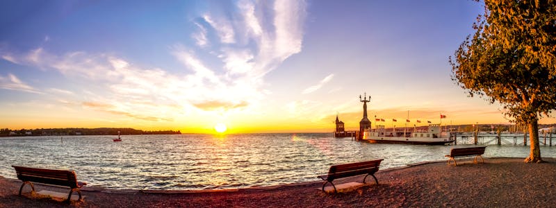Konstanz am Bodensee - Hafen und Imperia bei Sonnenuntergang - ©Sina Ettmer - stock.adobe.com