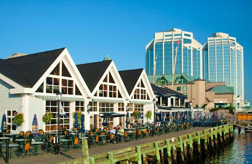 Restaurants an der Waterfront in Halifax &ndash; &copy; Patrick Wall / DanitaDelimont.com - stock.adobe.com